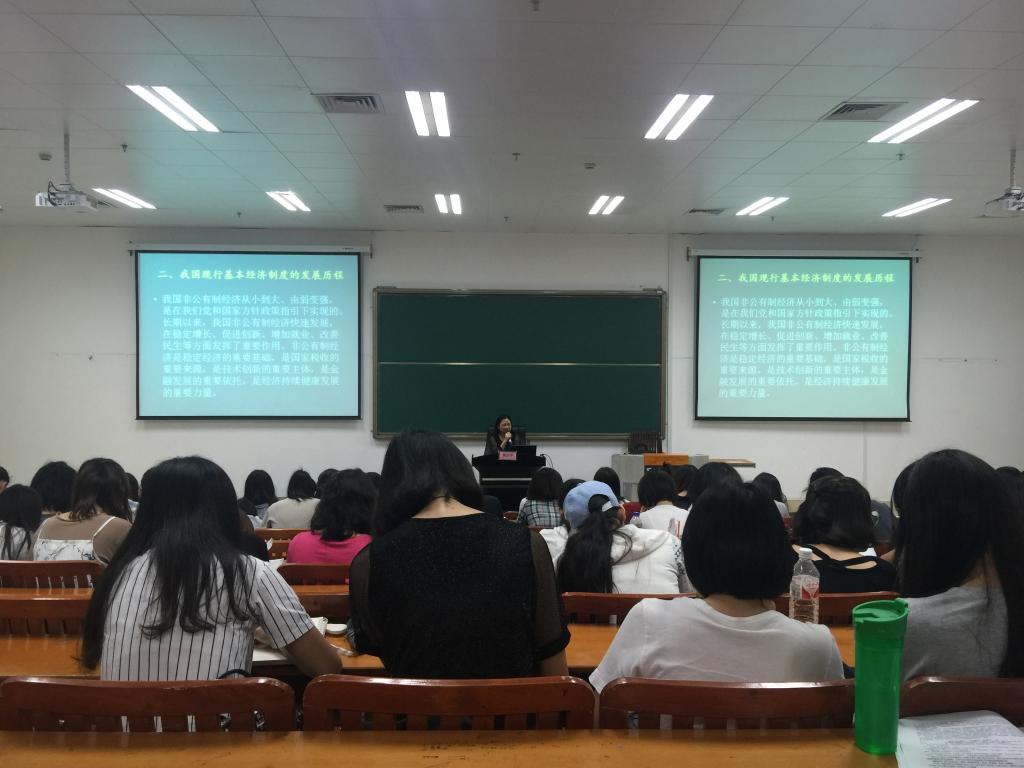 广西壮族自治区发展和改革委员会规划处处长施庆华为5060全讯白菜网新闻传播学院员工授课