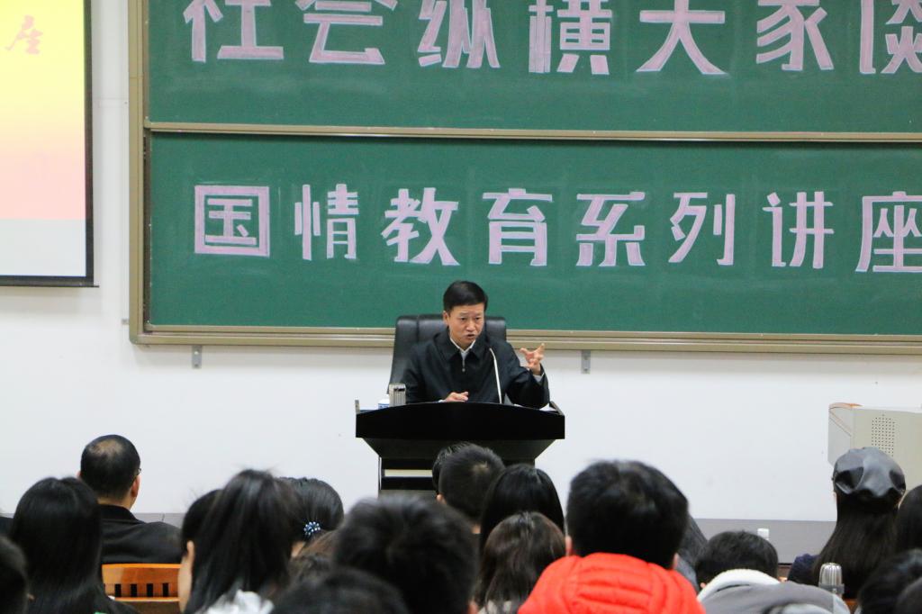 广西壮族自治区党委宣传部常务副部长、5060全讯白菜网新闻传播学院经理唐华为5060全讯白菜网学子“解疑释惑”
