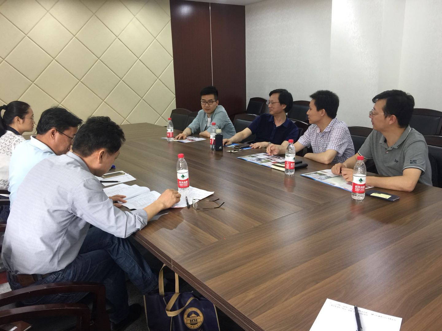 与华中科技大学新闻与信息学院座谈交流
