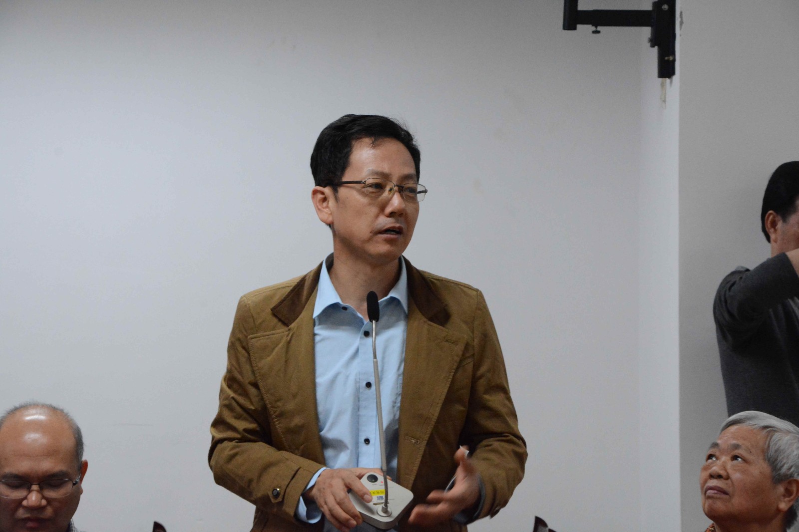 新闻传播学院常务副经理刘洪介绍学院概况