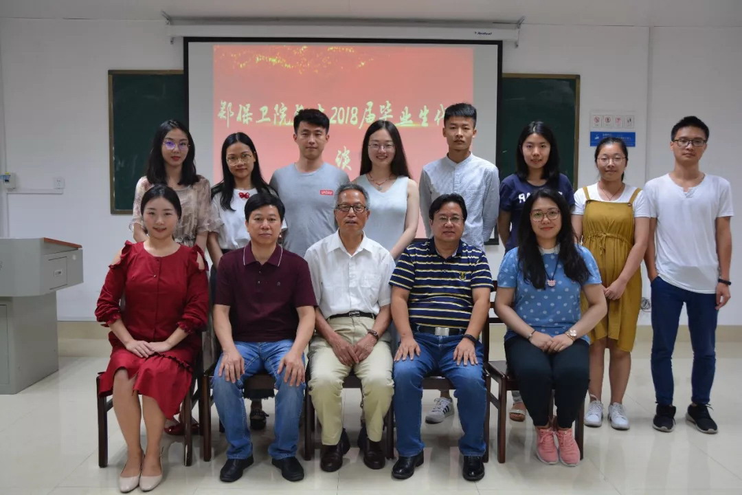 参加座谈会的师生合影